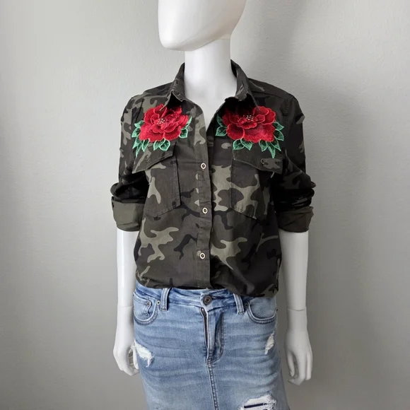 Love Tree Camo Long Sleeve Button Down W/ Red Roses & Pockets, Size Small - Picture 4 of 14